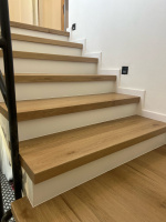  Vinylové schody s bilou podstupnicí BUKOMA Dub Natur